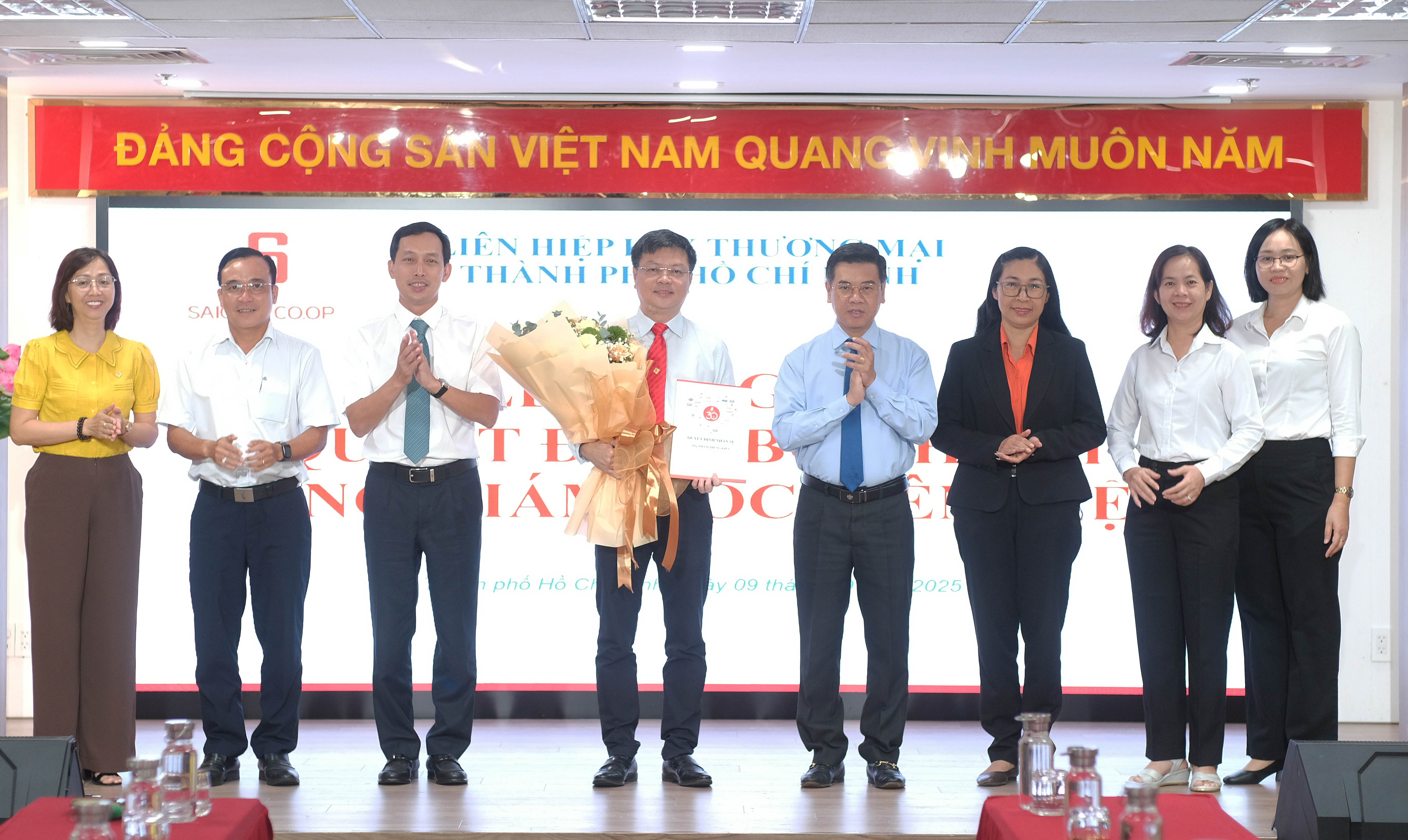 2.Lãnh đạo Thành phố và tập thể Ban Lãnh đạo Saigon Co.op chúc mừng đồng chí Phạm Trung Kiên được bổ nhiệm Tổng Giám đốc Liên hiệp. (1)